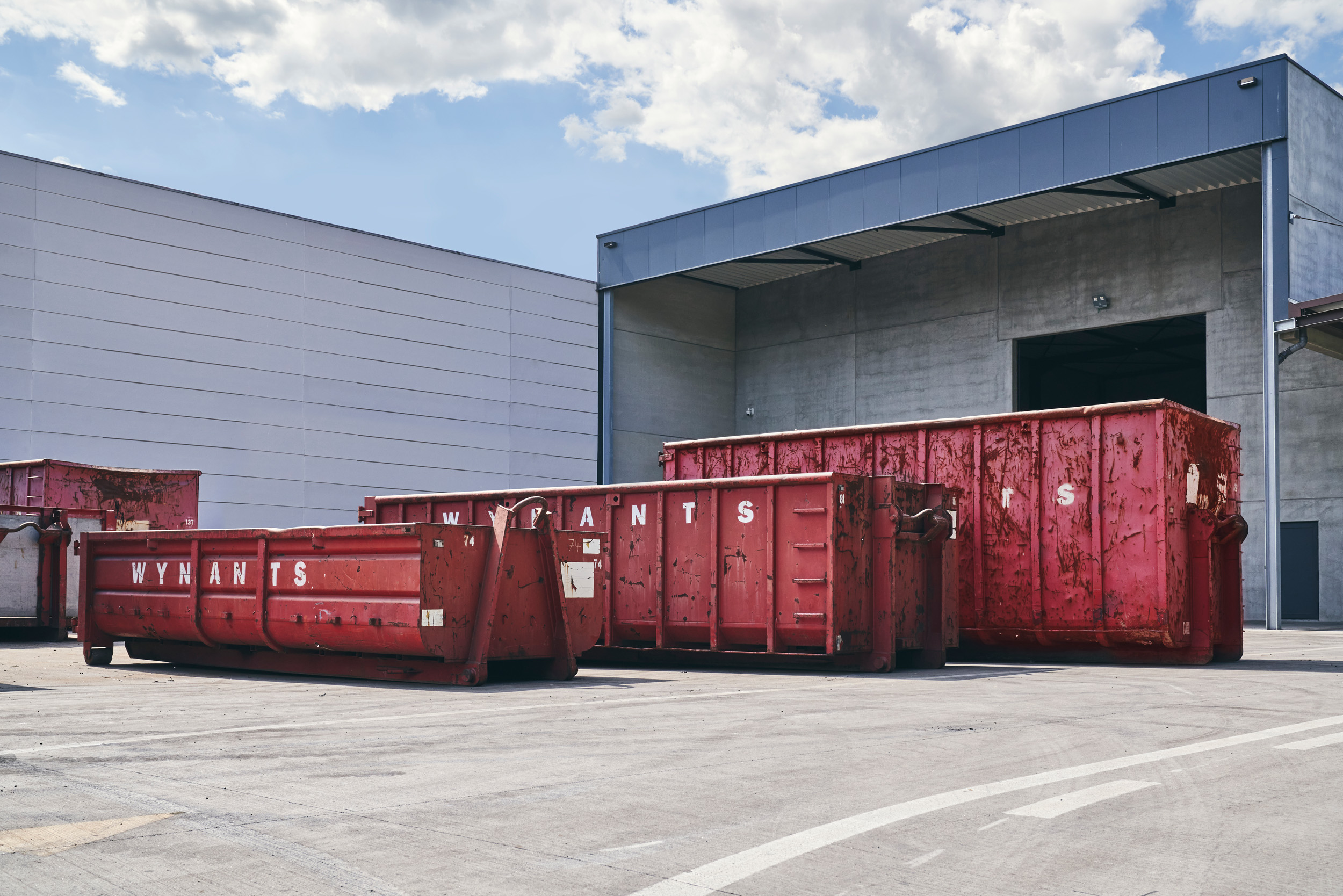containers van meerdere groottes van Wynants & Zonen